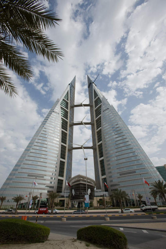 无人,高楼大厦,竖图,室外,白天,仰视,度假,草地,草坪,美景,太阳,植物,城市风光,标志建筑,城市,大厦,道路,地标,建筑,路,摩天大楼,公路,汽车,旗帜,巴林,亚洲,阴影,繁华,环保,飘扬,光线,影子,景观,云,云朵,交通,首都,云彩,娱乐,旗子,建设,车,草,树,树木,蓝色,绿色,白云,蓝天,天空,阳光,自然,交通工具,轿车,天,享受,休闲,景色,放松,生长,能源,晴朗,成长,飘逸,回收,资源,载具,飞扬,西亚,利用,低碳,循环,旌旗,旗号,持续,繁荣,发达,巴林国,麦纳玛,麦纳麦,麦纳麦市,巴林世界贸易中心,巴林世贸中心,晴空,马路,彩图,低角度拍摄,大楼,高层建筑,高楼,摩天楼