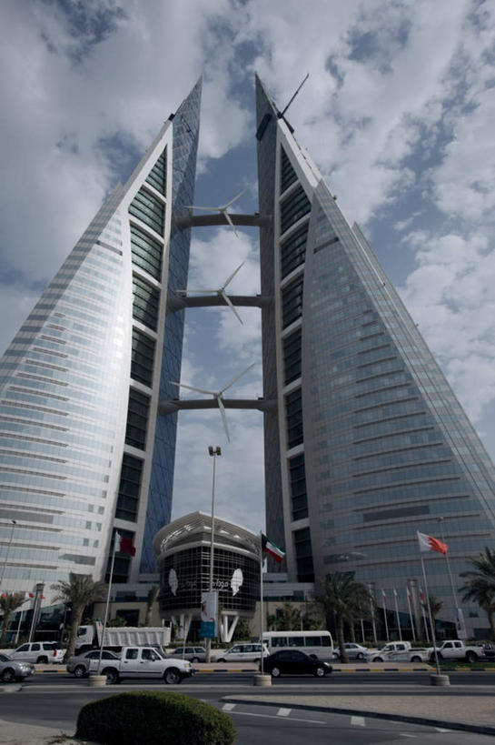 无人,高楼大厦,竖图,室外,白天,仰视,度假,草地,草坪,美景,太阳,植物,城市风光,标志建筑,城市,大厦,道路,地标,建筑,路,摩天大楼,公路,汽车,旗帜,巴林,亚洲,阴影,繁华,环保,飘扬,光线,影子,景观,云,云朵,交通,首都,云彩,娱乐,旗子,建设,车,草,树,树木,蓝色,绿色,白云,蓝天,天空,阳光,自然,交通工具,轿车,天,享受,休闲,景色,放松,生长,能源,晴朗,成长,飘逸,回收,资源,载具,飞扬,西亚,利用,低碳,循环,旌旗,旗号,持续,繁荣,发达,巴林国,麦纳玛,麦纳麦,麦纳麦市,巴林世界贸易中心,巴林世贸中心,晴空,马路,彩图,低角度拍摄,大楼,高层建筑,高楼,摩天楼
