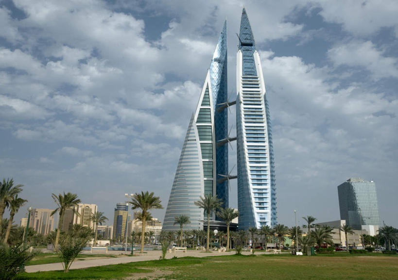 无人,高楼大厦,横图,室外,白天,仰视,度假,草地,草坪,美景,太阳,植物,城市风光,标志建筑,城市,大厦,道路,地标,建筑,路,摩天大楼,公路,汽车,旗帜,巴林,亚洲,阴影,繁华,环保,飘扬,光线,影子,景观,泥土,土壤,云,云朵,交通,首都,云彩,娱乐,旗子,建设,车,草,树,树木,蓝色,绿色,白云,蓝天,天空,阳光,自然,交通工具,轿车,天,享受,休闲,景色,放松,生长,能源,晴朗,成长,飘逸,回收,资源,载具,飞扬,西亚,利用,低碳,循环,旌旗,旗号,持续,繁荣,发达,巴林国,麦纳玛,麦纳麦,麦纳麦市,巴林世界贸易中心,巴林世贸中心,晴空,马路,彩图,低角度拍摄,大楼,高层建筑,高楼,摩天楼