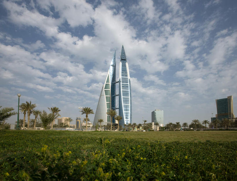 无人,高楼大厦,横图,室外,白天,仰视,度假,草地,草坪,美景,太阳,植物,城市风光,标志建筑,城市,大厦,地标,建筑,摩天大楼,旗帜,巴林,亚洲,阴影,繁华,环保,飘扬,光线,影子,景观,云,云朵,首都,云彩,娱乐,旗子,建设,草,树,树木,蓝色,绿色,白云,蓝天,天空,阳光,自然,天,享受,休闲,景色,放松,生长,能源,晴朗,成长,飘逸,回收,资源,飞扬,西亚,利用,低碳,循环,旌旗,旗号,持续,繁荣,发达,巴林国,麦纳玛,麦纳麦,麦纳麦市,巴林世界贸易中心,巴林世贸中心,晴空,彩图,低角度拍摄,大楼,高层建筑,高楼,摩天楼