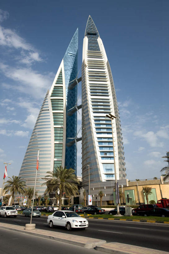 无人,高楼大厦,竖图,室外,白天,仰视,度假,草地,草坪,美景,太阳,植物,城市风光,标志建筑,城市,大厦,道路,地标,建筑,路,摩天大楼,公路,汽车,旗帜,巴林,亚洲,阴影,繁华,环保,飘扬,光线,影子,景观,云,云朵,交通,首都,云彩,娱乐,旗子,建设,车,草,树,树木,蓝色,绿色,白云,蓝天,天空,阳光,自然,交通工具,轿车,天,享受,休闲,景色,放松,生长,能源,晴朗,成长,飘逸,回收,资源,载具,飞扬,西亚,利用,低碳,循环,旌旗,旗号,持续,繁荣,发达,巴林国,麦纳玛,麦纳麦,麦纳麦市,巴林世界贸易中心,巴林世贸中心,晴空,马路,彩图,低角度拍摄,大楼,高层建筑,高楼,摩天楼