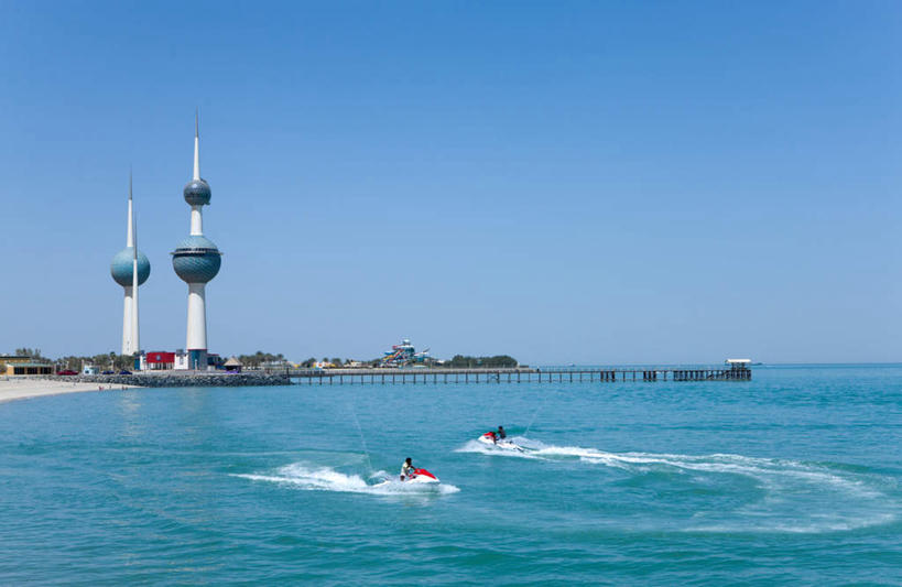 西方人,两个人,码头,站,横图,室外,白天,侧面,海浪,海洋,美景,沙滩,港口,船,欧洲,科威特,欧洲人,亚洲,波纹,平静,木板,沙子,海岸,景观,浪花,水平线,桥,辽阔,游艇,木桥,海平线,沙地,首都,栈桥,蓝色,蓝天,水纹,天空,自然,海水,交通工具,波浪,天,站着,广阔,景色,安静,晴朗,人行桥,木板桥,宁静,一望无际,静谧,自然风光,载具,西亚,海景,万里无云,沉静,恬静,安祥,僻静,清静,太平,无边无际,一马平川,科威特国,科威特城,科威特水塔,男人,男性,年轻男性,白种人,大海,风浪,海,海水的波动,海滩,近岸浪,涌浪,晴空,晴空万里,站立,半身,彩图,摆渡口,埠头,渡口,渡头,港湾,海港,货运码头,口岸,商港,水天相接,水天一线