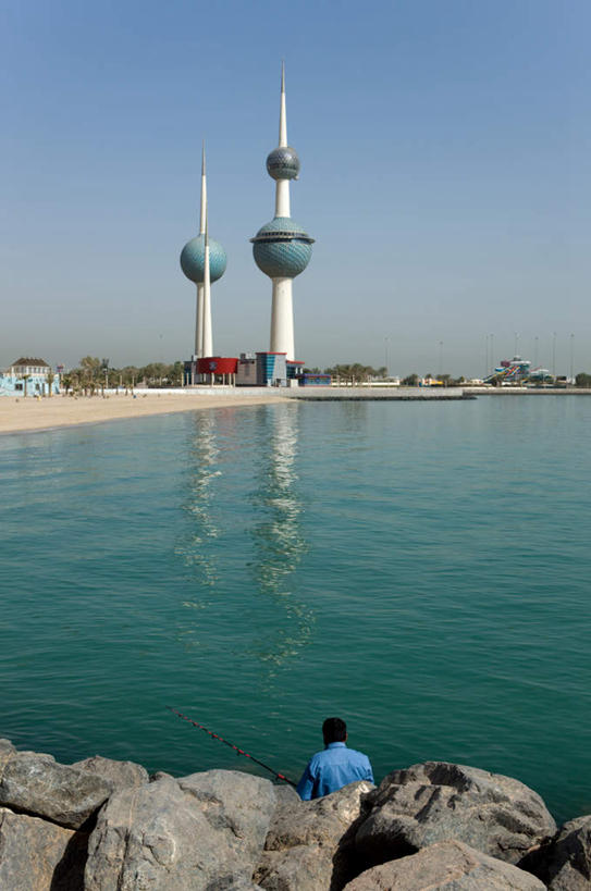 一个人,竖图,室外,白天,海浪,海洋,石头,美景,沙滩,植物,钓鱼竿,科威特,亚洲,仅一个男性,仅一个人,仅一个中年男性,一堆,握,阴影,波纹,堆叠,堆积,平静,光线,沙子,石子,影子,海岸,景观,浪花,沙地,首都,拿,拿着,树,树木,背面,蓝色,绿色,蓝天,水纹,天空,阳光,自然,海水,波浪,天,景色,安静,握着,生长,晴朗,成长,堆,宁静,渔具,静谧,自然风光,西亚,海景,万里无云,沉静,恬静,安祥,僻静,清静,太平,科威特国,科威特城,科威特水塔,男人,男性,中年男性,阿拉伯人,白种人,亚洲人,钓竿,鱼竿,大海,风浪,海,海水的波动,海滩,近岸浪,石块,岩石,涌浪,晴空,晴空万里,半身,彩图,钓鱼