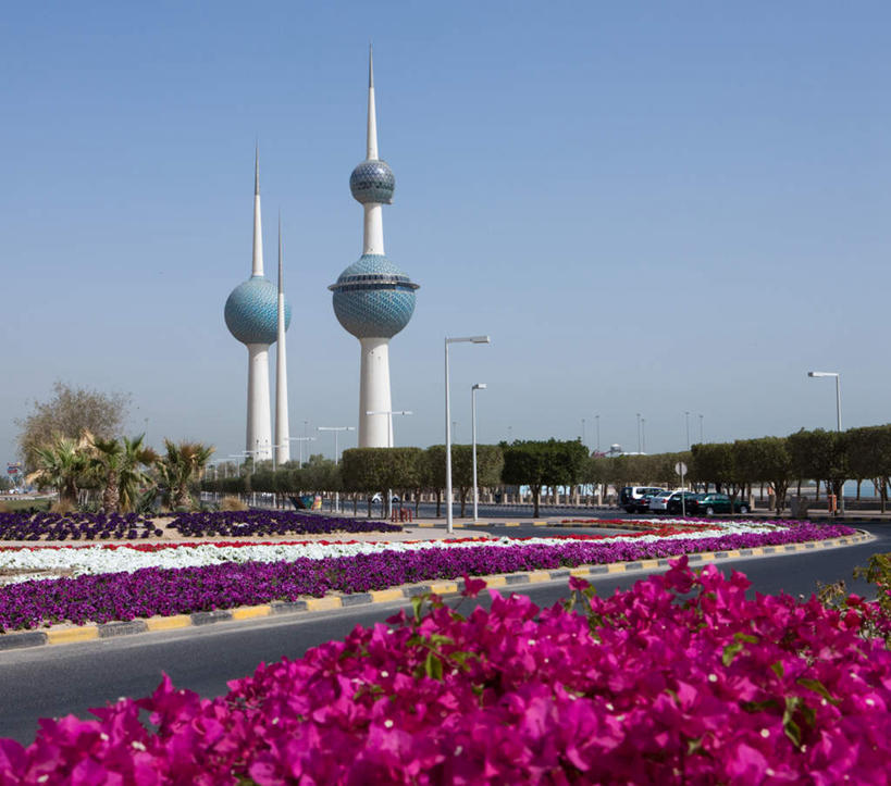 无人,横图,室外,白天,正面,度假,草地,草坪,美景,植物,城市风光,城市,道路,路,路灯,公路,汽车,照明,科威特,亚洲,一排,阴影,整齐,盛开,光线,影子,景观,泥土,土壤,灯光,交通,首都,花蕾,娱乐,车,灯,草,花,花瓣,花朵,鲜花,树,树木,排列,红色,蓝色,绿色,紫色,白色,蓝天,天空,阳光,自然,交通工具,轿车,天,花苞,花蕊,享受,休闲,景色,放松,生长,晴朗,成长,照亮,照明设备,队列,载具,西亚,万里无云,科威特国,科威特城,科威特水塔,晴空,晴空万里,马路,彩图