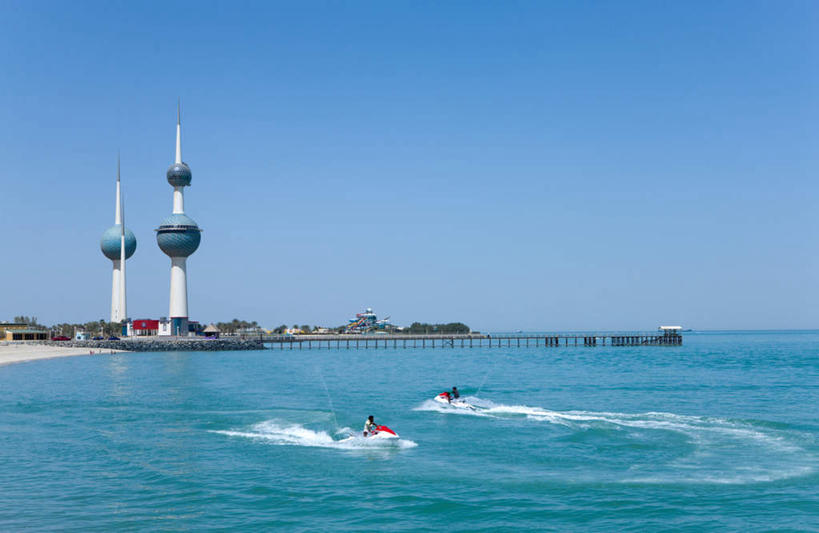 西方人,两个人,码头,站,横图,室外,白天,侧面,海浪,海洋,美景,沙滩,港口,船,欧洲,科威特,欧洲人,亚洲,波纹,平静,木板,沙子,海岸,景观,浪花,水平线,桥,辽阔,游艇,木桥,海平线,沙地,首都,栈桥,蓝色,蓝天,水纹,天空,自然,海水,交通工具,波浪,天,站着,广阔,景色,安静,晴朗,人行桥,木板桥,宁静,一望无际,静谧,自然风光,载具,西亚,海景,万里无云,沉静,恬静,安祥,僻静,清静,太平,无边无际,一马平川,科威特国,科威特城,科威特水塔,男人,男性,年轻男性,白种人,大海,风浪,海,海水的波动,海滩,近岸浪,涌浪,晴空,晴空万里,站立,半身,彩图,摆渡口,埠头,渡口,渡头,港湾,海港,货运码头,口岸,商港,水天相接,水天一线