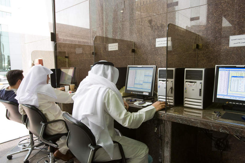 三个人,办公室,高楼大厦,坐,横图,室内,白天,民族服装,办公楼,电脑,显示器,鼠标,键盘,桌子,大厦,建筑,摩天大楼,写字楼,椅子,亚洲,阴影,光线,网络,影子,办公桌,大理石,灯光,输入设备,通讯设备,背面,倒影,会议椅,楼宇,台式电脑,商务楼,操纵,办公椅,倒映,操作,通信设备,驾驭,利用,输出设备,把持,商务椅,培训椅,大理石制品,支配,反照,男人,男性,年轻男性,阿拉伯人,白种人,亚洲人,坐着,半身,彩图,传统服装,民俗服,大楼,高层建筑,高楼,摩天楼