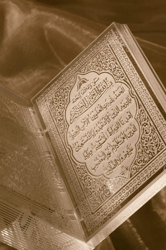 无人,竖图,俯视,室内,特写,白天,书籍,一本,阴影,节日,光线,标志,文字,影子,字符,字母,历史,文化,标识,传统,古代,阳光,祈祷,健康,许愿,宗教,信仰,纪念,祈求,伊斯兰教,文明,经文,古远,平安,书,图书,彩图,高角度拍摄