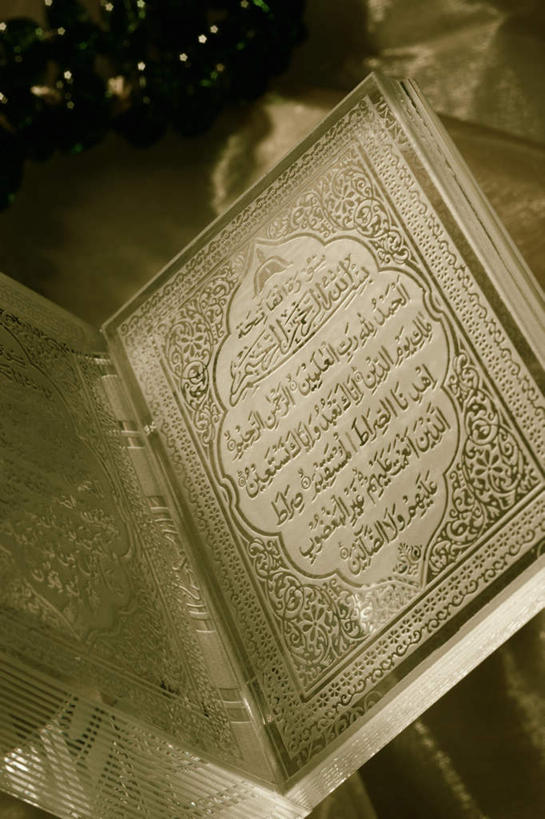 无人,竖图,俯视,室内,特写,白天,书籍,一本,阴影,节日,光线,标志,文字,影子,字符,字母,历史,文化,标识,传统,古代,阳光,祈祷,健康,许愿,宗教,信仰,纪念,祈求,伊斯兰教,文明,经文,古远,平安,书,图书,彩图,高角度拍摄