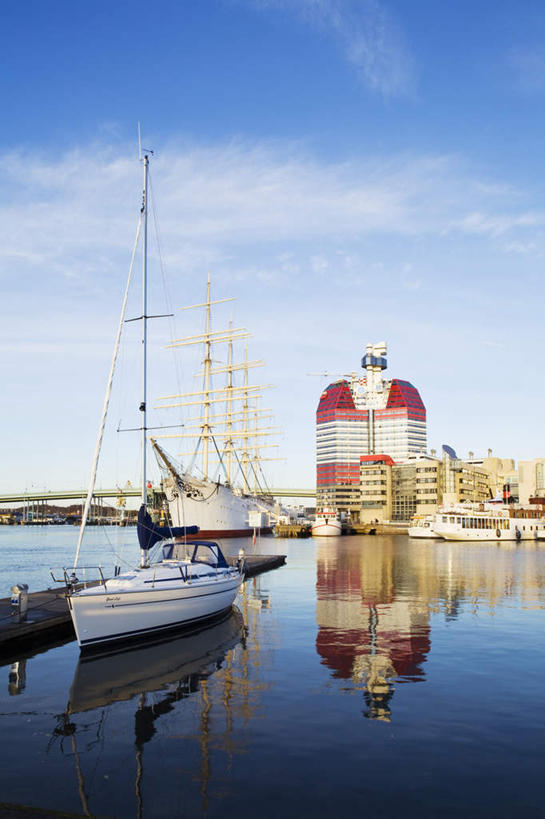 无人,码头,竖图,室外,白天,正面,度假,海浪,海洋,美景,城市风光,城市,港口,船,瑞典,欧洲,一艘,景观,浪花,云,云朵,木船,云彩,娱乐,蓝色,白云,蓝天,天空,海水,交通工具,天,享受,休闲,景色,放松,晴朗,舟,斯堪的纳维亚,载具,北欧,斯堪的纳维亚半岛,海景,首府,哥德堡,瑞典王国,西约塔兰省,大海,风浪,海,海水的波动,近岸浪,涌浪,晴空,彩图,摆渡口,埠头,渡口,渡头,港湾,海港,货运码头,口岸,商港