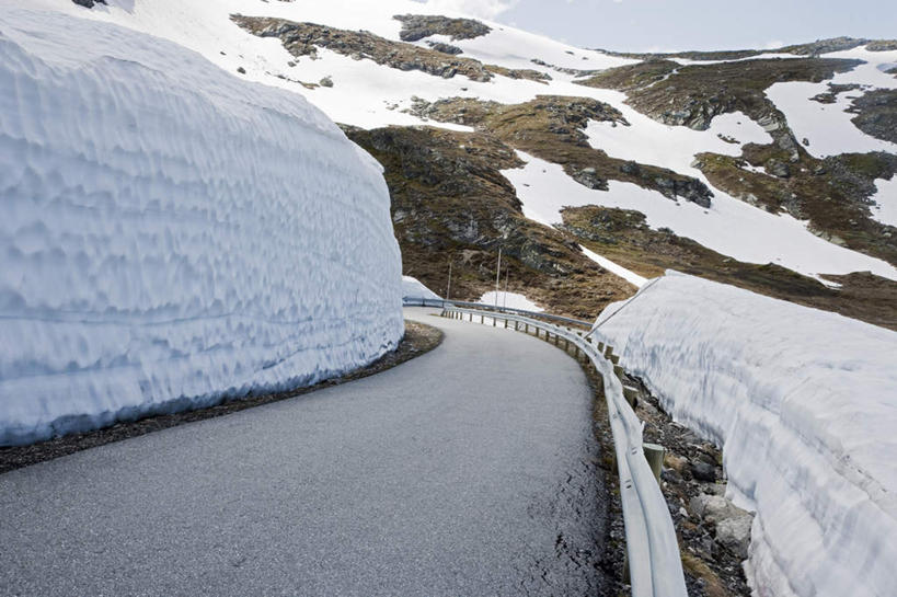 无人,横图,室外,白天,正面,旅游,度假,美景,山,雪,雪山,大雪,道路,路,挪威,欧洲,冰,积雪,景观,山峰,雪景,冬季,冬天,小路,交通,山峦,娱乐,蓝色,蓝天,天空,自然,天,享受,休闲,景色,放松,寒冷,冰冷,斯堪的纳维亚,自然风光,北欧,斯堪的纳维亚半岛,严寒,冰凉,酷寒,凛冽,凛凛,极冷,挪威王国,松恩.菲尤拉讷,松恩.菲尤拉讷郡,彩图