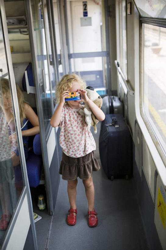 西方人,儿童,两个人,家庭,母亲,女儿,栏杆,站,坐,竖图,室内,白天,正面,纯洁,窗户,地铁,相机,欧洲,欧洲人,握,阴影,服装,光线,扶手,影子,轨道交通,拿,拿着,注视,休闲装,护栏,玻璃窗,小孩,拍照,衣服,阳光,车窗,数码相机,观察,看,站着,休闲,温暖,温馨,母女,一家人,休闲服,可爱,母爱,童年,童趣,握着,摄影,服饰,观看,和睦,察看,关注,童真,烂漫,无邪,天真,年轻女性,女孩,女人,女性,白种人,孩子,年轻人,照相机,站立,坐着,半身,彩图,照相,地铁机动车,地下铁,轻轨,融洽,女生