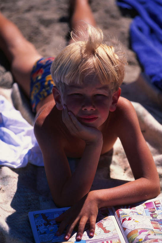 西方人,儿童,头发,一个人,竖图,俯视,彩色,室外,白天,纯洁,沙滩,书籍,欧洲,欧洲人,仅一个男性,仅一个人,撑,阴影,光线,沙子,影子,海岸,沙地,裸露,小孩,阳光,趴着,仅一个小孩,眯眼,金色,可爱,童年,童趣,眯,五颜六色,色彩斑斓,撑着,裸,五彩缤纷,漫画书,童真,烂漫,无邪,五彩斑斓,五光十色,天真,男孩,男人,男性,白种人,孩子,书,图书,海滩,趴,半身,彩图,高角度拍摄,男生