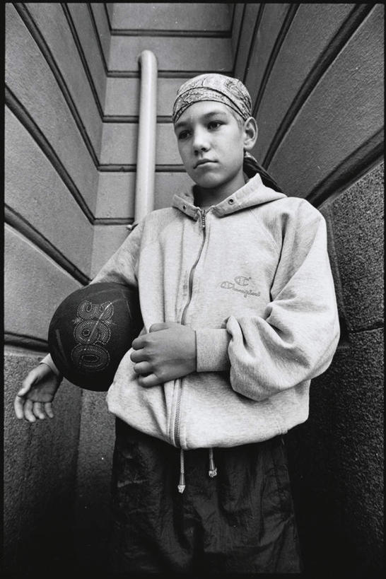 西方人,儿童,一个人,站,竖图,黑白,室外,白天,仰视,运动服,篮球,欧洲,欧洲人,仅一个男性,仅一个人,握,服装,头巾,墙,篮球装备,拿,拿着,运动器械,墙壁,墙面,小孩,衣服,站着,仅一个小孩,健身器械,握着,服饰,衣着,穿着,健身器材,篮球运动,狭窄,衣饰,局促,狭小,男孩,男人,男性,白种人,孩子,站立,半身,低角度拍摄,运动器材,男生,运动装