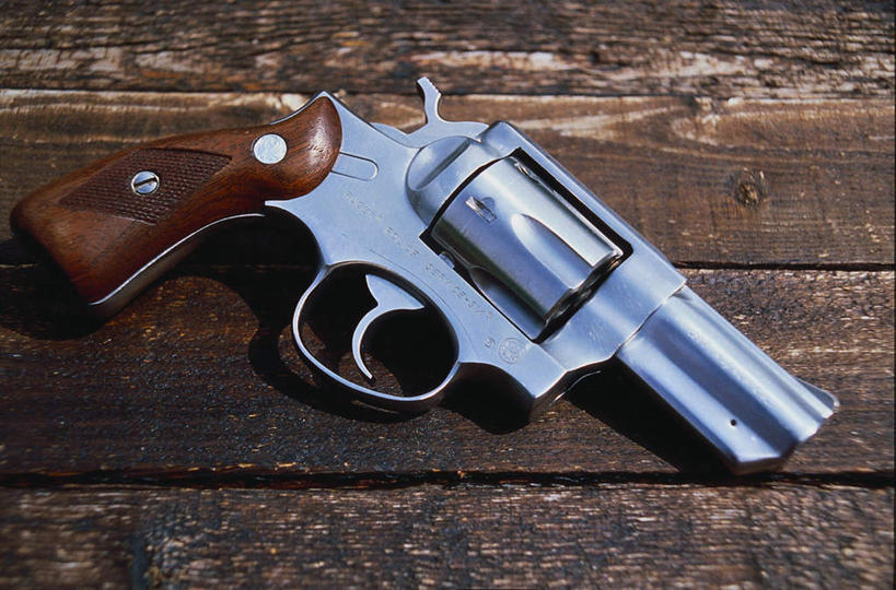 无人,横图,俯视,室内,白天,竞争,地板,金属制品,一把,对抗,阴影,冲突,光线,金属,材料,枪支,影子,地面,破坏,木地板,阳光,武器,战争,损坏,死亡,暴力,攻击,威胁,对立,矛盾,兵器,防御,敌对,挫败,斗争,抗拒,抗衡,杀伤,威慑,殒命,伤害,灭亡,枪枝,质料,危险,彩图,高角度拍摄