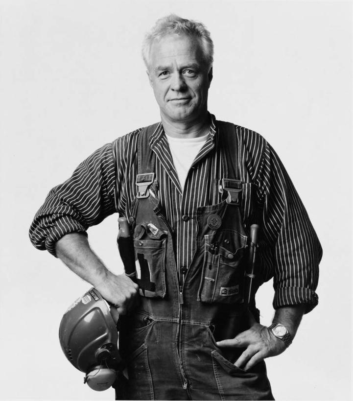 西方人,头发,一个人,站,举,竖图,黑白,室内,白天,白色背景,正面,帽子,欧洲,欧洲人,仅一个男性,仅一个人,握,阴影,服装,光线,头盔,影子,灯光,拿,拿着,注视,休闲装,手叉腰,衣服,白色,安全帽,叉腰,观察,看,托,站着,仅一个老年男性,休闲,休闲服,握着,摄影,服饰,影棚,观看,察看,毛发,双手叉腰,关注,鹤发,老年男性,男人,男性,白种人,举起,举手,举着,向上举,向上伸,向上托,站立,半身,影棚拍摄,拍摄