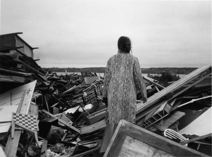 西方人,一个人,站,横图,黑白,室内,白天,欧洲,欧洲人,仅一个年轻女性,仅一个女性,仅一个人,一堆,废弃,阴影,堆叠,堆积,服装,光线,影子,云,云朵,凌乱,云彩,扭头,注视,休闲装,背面,衣服,蓝色,白云,蓝天,天空,阳光,天,观察,看,站着,转头,休闲,休闲服,服饰,晴朗,观看,堆,垃圾场,垃圾堆,察看,混乱,贫困,贫穷,关注,困难,纷乱,缭乱,庞杂,废除,贫苦,穷苦,清苦,清贫,年轻女性,女人,女性,白种人,晴空,站立,全身