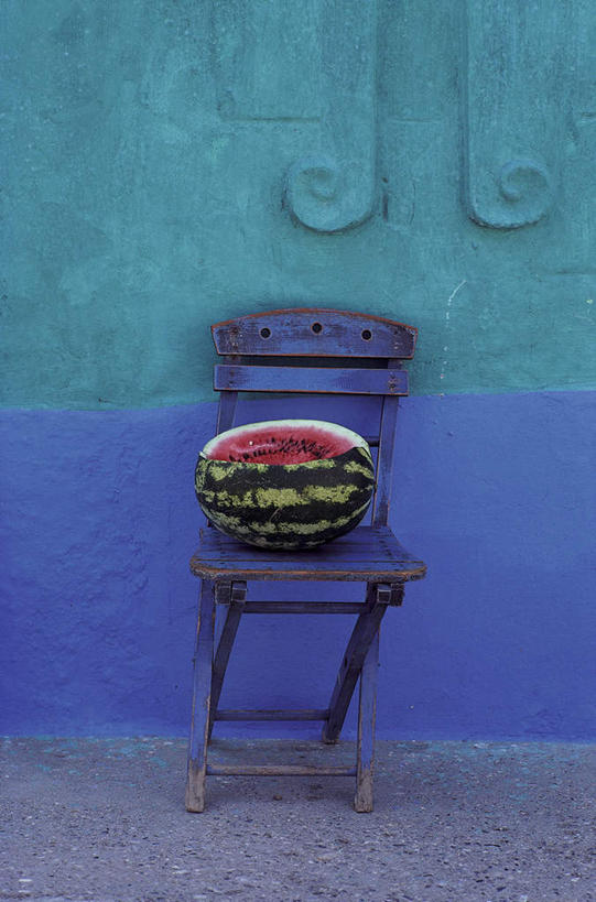 无人,竖图,室外,白天,正面,旅游,度假,西瓜,水果,椅子,阴影,花纹,新鲜,光线,影子,木椅,墙,生食,食品,果实,倾斜,娱乐,墙壁,墙面,食物,蓝色,阳光,享受,休闲,放松,有机食品,绿色食品,斑纹,歪斜,寒瓜,彩图