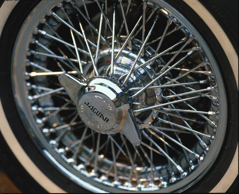 无人,横图,俯视,室外,特写,白天,金属制品,阴影,光线,金属,纹理,影子,阳光,车轮,轮胎,橡胶,杂乱,混乱,橡胶制品,紊乱,芜杂,彩图,高角度拍摄