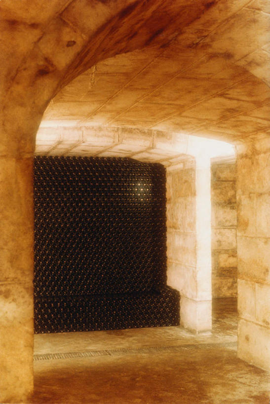 无人,竖图,室内,白天,正面,旅游,度假,名胜古迹,门,标志建筑,地标,建筑,一堆,阴影,堆叠,堆积,遗迹,光线,影子,墙,灯光,古迹,历史,文物,娱乐,建设,砖墙,古建筑,特色,墙壁,墙面,玻璃制品,酒瓶,古代,玻璃瓶,瓶子,门框,享受,休闲,旅游胜地,放松,堆,风格,古文明,古远,气势,格调,派头,气概,作风,特点,特性,特征,彩图