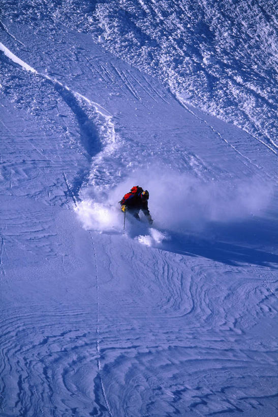 西方人,一个人,竖图,俯视,室外,白天,安全,山,雪,雪山,大雪,帽子,欧洲,欧洲人,仅一个男性,仅一个人,仅一个中年男性,握,阴影,服装,装饰,光线,滑雪,眼镜,影子,冰,积雪,山峰,雪景,冬季,冬天,防护,山峦,拿,拿着,注视,运动器械,衣服,阳光,手套,观察,看,温暖,健身器械,寒冷,握着,服饰,观看,羽绒服,保暖,护目镜,保护,华丽,滑雪板,滑雪鞋,点缀,察看,冰冷,御寒,关注,保险,健身器材,滑雪装备,保全,周全,安稳,安定,衬托,美观,雅致,雅观,棉帽,严寒,冰凉,酷寒,凛冽,凛凛,极冷,安全防护眼镜,冬装,平安,男人,男性,中年男性,白种人,彩图,高角度拍摄,全身,防护眼镜,运动器材