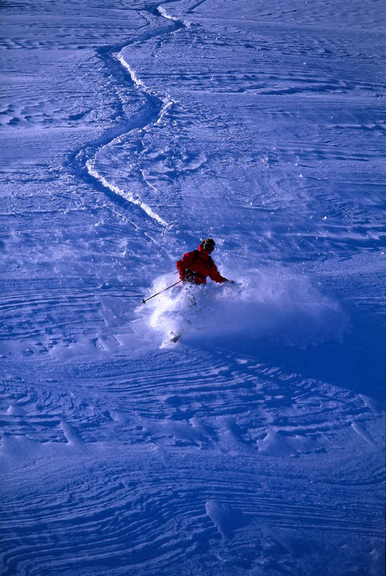 西方人,一个人,竖图,俯视,室外,白天,安全,山,雪,雪山,大雪,帽子,欧洲,欧洲人,仅一个男性,仅一个人,仅一个中年男性,握,阴影,服装,装饰,光线,滑雪,眼镜,影子,冰,积雪,山峰,雪景,冬季,冬天,防护,山峦,拿,拿着,注视,运动器械,衣服,阳光,手套,观察,看,温暖,健身器械,寒冷,握着,服饰,观看,羽绒服,保暖,护目镜,保护,华丽,滑雪板,滑雪鞋,点缀,察看,冰冷,御寒,关注,保险,健身器材,滑雪装备,保全,周全,安稳,安定,衬托,美观,雅致,雅观,棉帽,严寒,冰凉,酷寒,凛冽,凛凛,极冷,安全防护眼镜,冬装,平安,男人,男性,中年男性,白种人,彩图,高角度拍摄,全身,防护眼镜,运动器材