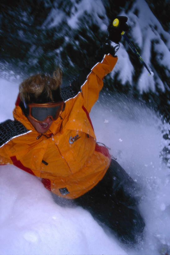 西方人,一个人,竖图,俯视,室外,白天,旅游,度假,美景,树林,雪,植物,大雪,欧洲,欧洲人,仅一个年轻女性,仅一个女性,仅一个人,阴影,光线,影子,积雪,景观,雪景,冬季,冬天,娱乐,树,树木,绿色,阳光,自然,享受,休闲,景色,放松,寒冷,生长,成长,雪橇,自然风光,滑行,严寒,年轻女性,女人,女性,白种人,彩图,高角度拍摄,全身