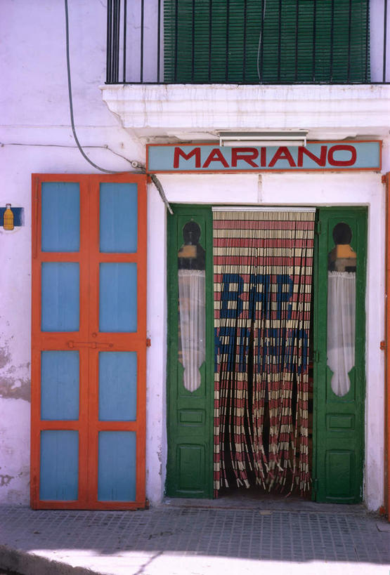 无人,酒吧,竖图,室外,白天,正面,度假,美景,门,城市风光,城市,阴影,光线,影子,大门,景观,娱乐,阳光,珠帘,门框,享受,休闲,景色,放松,彩图,酒吧间,酒馆