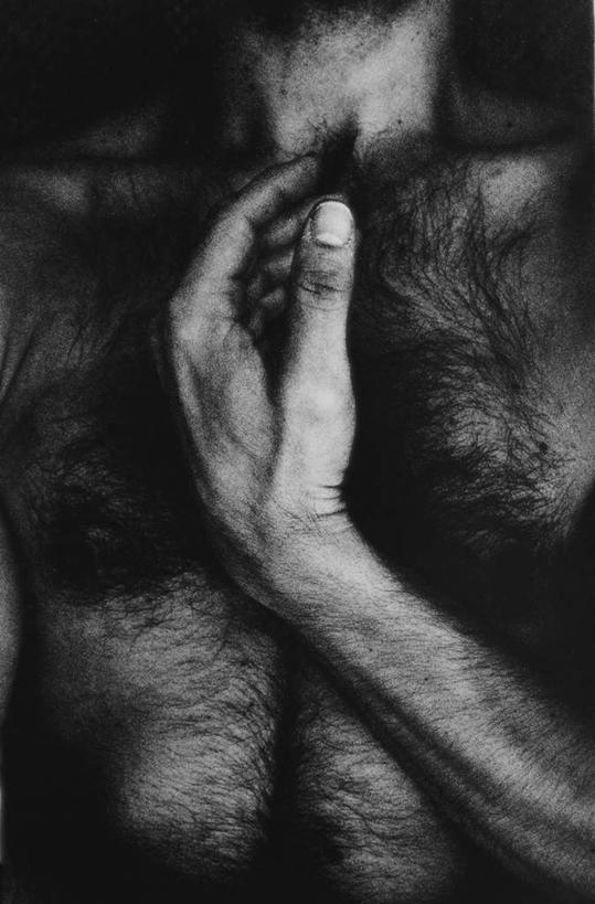 西方人,手,一个人,躺,摸,竖图,黑白,室内,白天,正面,欧洲,欧洲人,仅一个男性,仅一个人,仅一个中年男性,抚摸,阴影,光线,密集,影子,裸露,阳光,手部,胸毛,裸,浓密,卧着,男人,男性,中年男性,白种人,触摸,接触,躺着,卧,半身