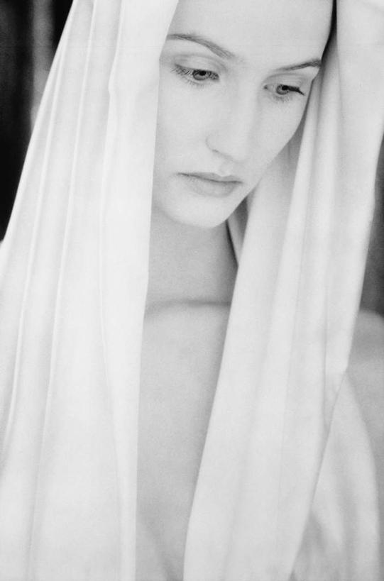 西方人,一个人,站,竖图,黑白,室内,白天,正面,欧洲,欧洲人,仅一个年轻女性,仅一个女性,仅一个人,阴影,光线,头巾,影子,注视,白色,阳光,观察,看,站着,思考,观看,察看,关注,思虑,年轻女性,女人,女性,白种人,站立,半身