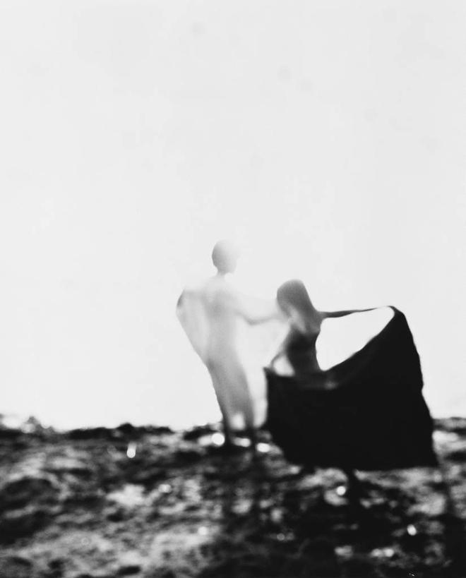 西方人,儿童,两个人,竖图,黑白,室外,白天,侧面,裙子,旅游,度假,跳舞,石头,美景,欧洲,欧洲人,阴影,朦胧,模糊,光线,石子,影子,景观,旷野,田野,娱乐,小孩,蓝色,蓝天,天空,阳光,自然,天,享受,休闲,景色,放松,短裙,自然风光,原野,舞姿,芭蕾舞裙,芭蕾裙,男孩,男人,男性,女孩,女人,女性,白种人,石块,岩石,全身,舞蹈,男生,女生