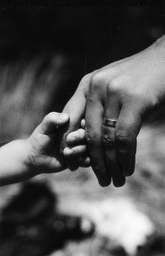 西方人,儿童,手,两个人,家庭,母亲,女儿,握手,竖图,黑白,室内,白天,正面,纯洁,欧洲,欧洲人,阴影,光线,影子,小孩,阳光,牵手,温暖,温馨,母女,一家人,手部,可爱,母爱,童年,童趣,和睦,童真,烂漫,无邪,天真,年轻女性,女孩,女人,女性,白种人,孩子,年轻人,拉手,手拉手,手握手,半身,融洽,女生