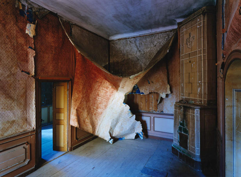 无人,横图,室内,白天,正面,壁纸,地板,门,阴影,光线,影子,地面,破坏,木地板,废墟,阳光,门框,损坏,掉落,毁坏,丢弃,抛弃,遗弃,摈弃,扔掉,扔弃,甩掉,扬弃,墙纸,彩图