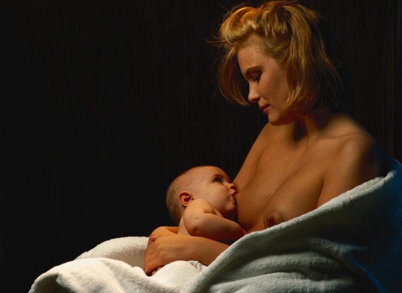 西方人,婴儿,儿童,家庭,母亲,女儿,坐,抱,横图,室内,白天,侧面,纯洁,欧洲,欧洲人,阴影,黑色背景,光线,哺育,纺织物,影子,灯光,注视,裸露,小孩,毛巾,观察,看,清洁,温暖,温馨,母女,一家人,可爱,母爱,童年,童趣,摄影,活泼,影棚,抱着,观看,保暖,和睦,察看,养育,搂着,关注,宝宝,裸,童真,透气,纯真,烂漫,无邪,防水,哺养,储水,耐磨,吸水,伶俐,天真,年轻女性,女孩,女人,女性,白种人,孩子,年轻人,长发,卷发,怀抱,搂,搂抱,相抱,拥抱,坐着,半身,彩图,影棚拍摄,拍摄,融洽,女生