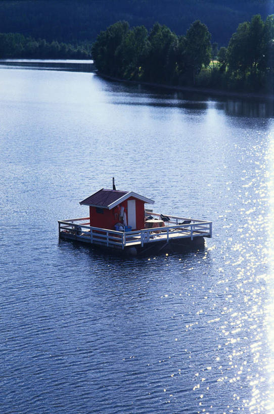 无人,家,栏杆,竖图,俯视,室外,白天,旅游,度假,草地,河流,美景,日落,山,山脉,水,植物,阴影,光线,影子,栅栏,房屋,亭子,屋子,河水,景观,篱笆,山峰,水流,晚霞,霞光,落日,围栏,山峦,娱乐,护栏,楼房,住宅,草,树,树木,湖心亭,绿色,倒影,阳光,自然,黄昏,群山,享受,休闲,景色,彩霞,放松,生长,成长,倒映,自然风光,夕照,反照,夕阳,彩图,高角度拍摄,房子,斜阳