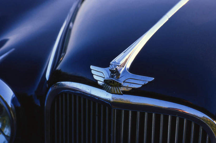 无人,横图,俯视,室外,特写,白天,指示牌,汽车,金属制品,阴影,朦胧,模糊,光线,光泽,金属,标志,文字,影子,光芒,标识,车,黑色,倒影,阳光,交通工具,轿车,合金,徽章,倒映,载具,反照,铬合金,彩图,高角度拍摄