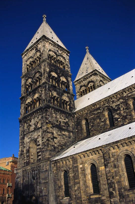 无人,家,竖图,室外,白天,仰视,旅游,度假,名胜古迹,标志建筑,地标,建筑,瑞典,欧洲,阴影,遗迹,光线,影子,房屋,屋子,公寓,古迹,历史,文物,娱乐,建设,古建筑,洋房,楼房,特色,住宅,古代,蓝色,蓝天,天空,阳光,天,享受,休闲,旅游胜地,放松,晴朗,风格,斯堪的纳维亚,北欧,斯堪的纳维亚半岛,古文明,万里无云,古远,瑞典王国,气势,格调,派头,气概,作风,特点,特性,特征,晴空,晴空万里,彩图,低角度拍摄,房子