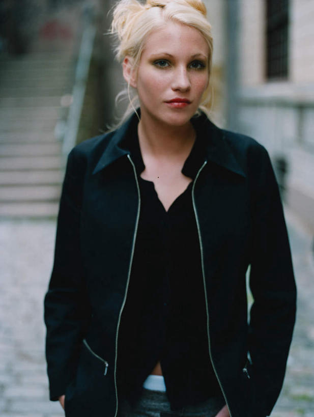 西方人,脸,头,脸颊,头发,一个人,栏杆,站,竖图,室外,特写,白天,正面,楼梯,欧洲,欧洲人,仅一个年轻女性,仅一个女性,仅一个人,阴影,服装,光线,扶手,影子,阶梯,墙,注视,休闲装,护栏,墙壁,墙面,台阶,衣服,黑色,阳光,站着,休闲,休闲服,金色,凝视,服饰,凝望,双手抄兜,双手放兜,谛视,年轻女性,女人,女性,白种人,头部,脸部,脸蛋,面部,插兜,两手抄兜,两手放兜,手插兜,手放口袋,站立,半身,彩图,手抄兜