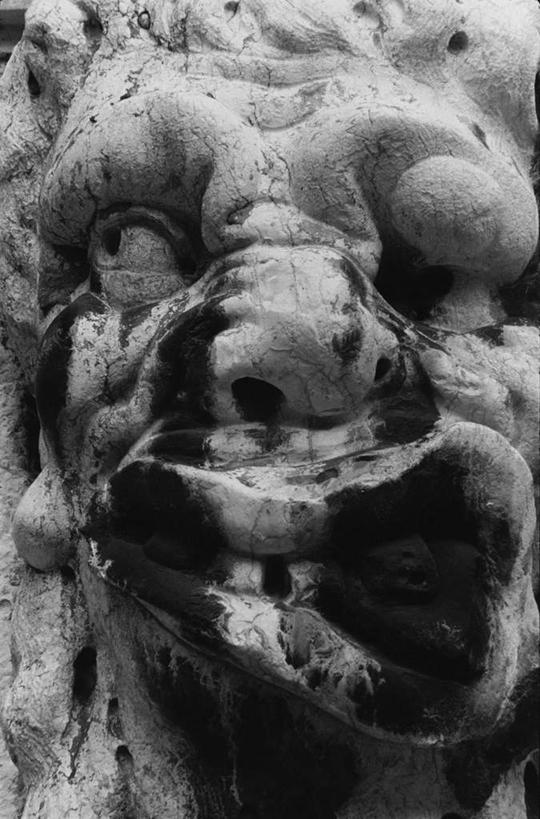 脸,头,鼻子,嘴,脸颊,无人,竖图,黑白,室外,特写,白天,正面,雕塑,艺术,装饰,雕刻,雕像,一个,工艺品,单个,纪念,美术,恐怖,血迹,主题,陈列,可怕,功能,美学,怪兽,可骇,血渍,恐惧,头部,鼻,鼻孔,脸部,脸蛋,面部,嘴巴,嘴唇,半身