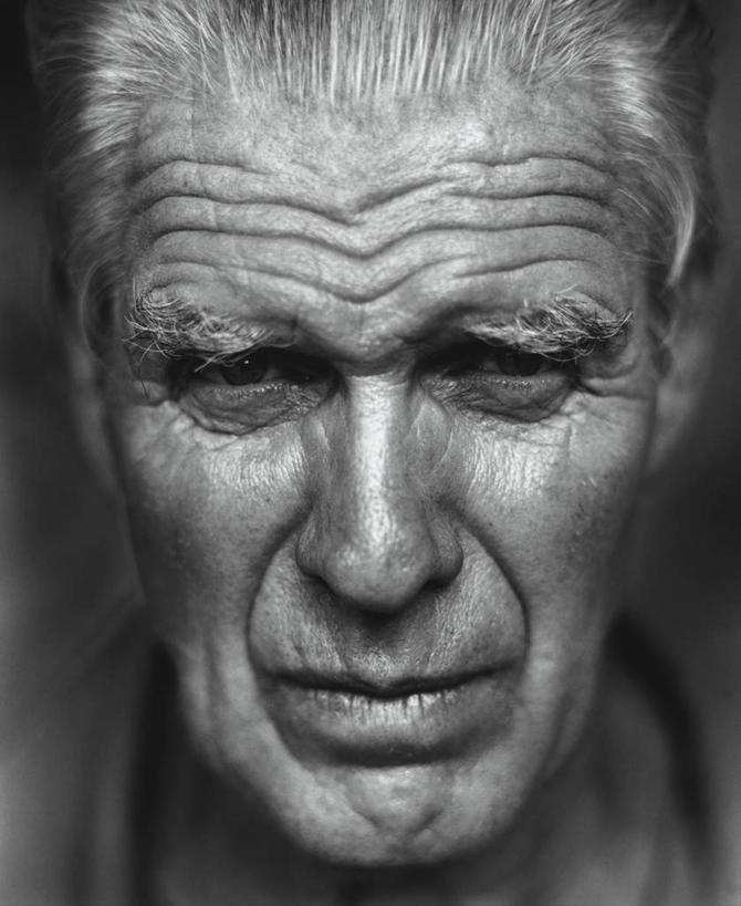 西方人,脸,头,脸颊,皱纹,一个人,站,竖图,黑白,室内,特写,白天,正面,欧洲,欧洲人,仅一个男性,仅一个人,褶皱,注视,观察,看,站着,仅一个老年男性,观看,察看,关注,抽泣,堕泪,呜咽,饮泣,老年男性,男人,男性,白种人,头部,脸部,脸蛋,面部,站立,半身,哭泣,啼哭