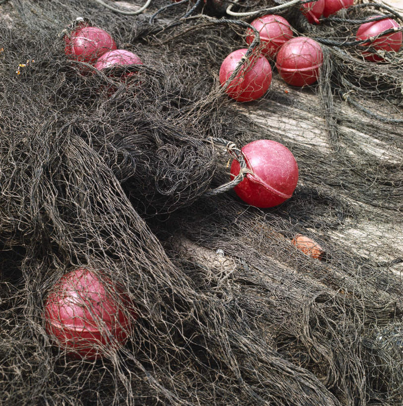 无人,方图,俯视,室外,白天,沙滩,阴影,光线,沙子,影子,海岸,沙地,红色,阳光,浮标,渔网,渔具,抓捕,捕捞,鱼网,鱼漂,拉网,捕捞工具,海滩,彩图,高角度拍摄