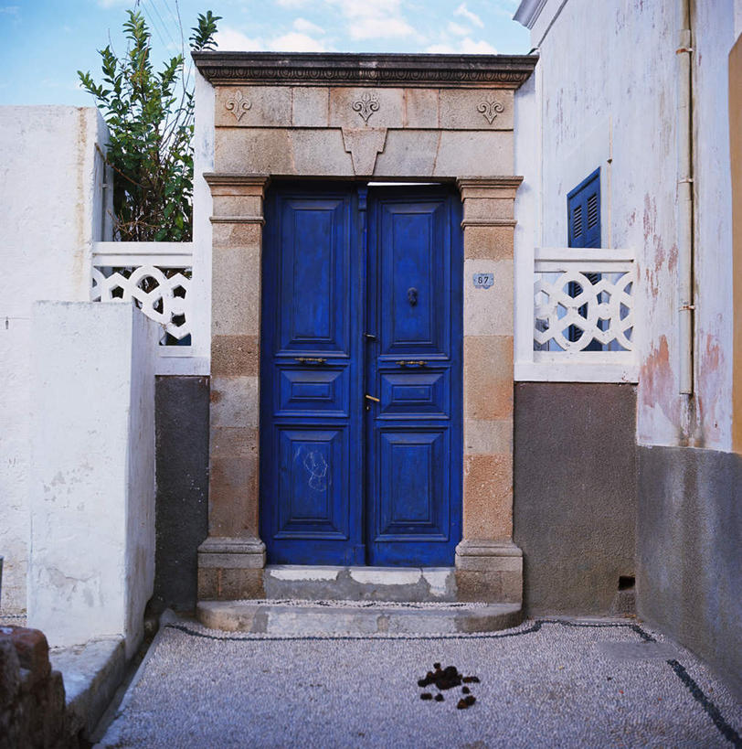 无人,家,方图,室外,白天,正面,门,叶子,阴影,光线,影子,房屋,屋子,云,云朵,绿叶,云彩,楼房,住宅,蓝色,白云,蓝天,天空,阳光,自然,门框,天,嫩叶,精致,优美,自然风光,精美,精彩,精巧,叶,叶片,彩图,房子