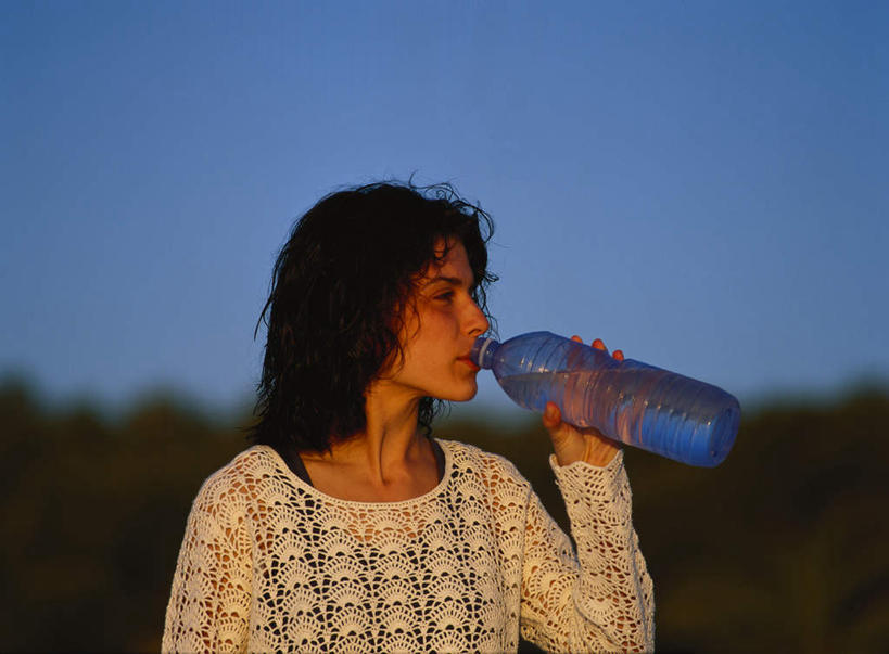 西方人,一个人,站,横图,室外,白天,正面,旅游,度假,森林,树林,水,植物,欧洲,欧洲人,仅一个年轻女性,仅一个女性,仅一个人,握,阴影,朦胧,模糊,光线,液体,影子,拿,拿着,注视,娱乐,饮用水,树,树木,蓝色,绿色,蓝天,天空,阳光,矿泉水,天,观察,看,站着,享受,休闲,放松,握着,生长,晴朗,成长,观看,察看,一瓶,关注,饮水,蒸馏水,万里无云,年轻女性,女人,女性,白种人,晴空,晴空万里,站立,半身,彩图