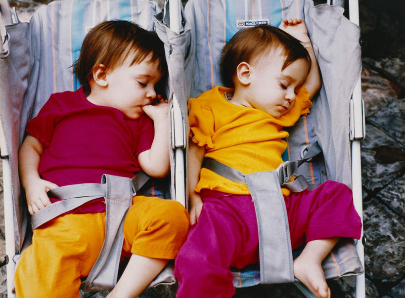 西方人,儿童,两个人,伙伴,朋友,躺,闭眼,睡,横图,俯视,室外,白天,友谊,欧洲,欧洲人,阴影,服装,光线,影子,扭头,休闲装,车,婴儿车,小孩,衣服,阳光,转头,休闲,休闲服,服饰,载具,宝宝车,婴儿手推车,婴儿推车,卧着,友情,男孩,男人,男性,女孩,女人,女性,白种人,闭眼睛,闭着眼,闭着眼睛,困,困觉,寝息,睡觉,躺着,卧,半身,彩图,高角度拍摄,男生,女生