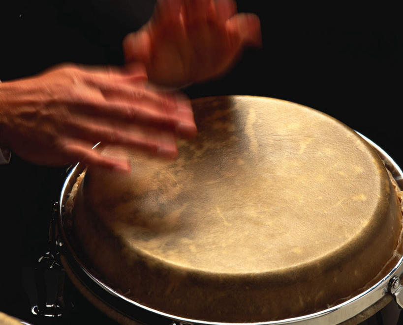 西方人,手,一个人,坐,举,横图,俯视,室内,白天,运动模糊,欧洲,欧洲人,仅一个男性,仅一个人,仅一个中年男性,阴影,风俗,朦胧,模糊,民俗,光线,影子,鼓,乐器,注视,敲鼓,阳光,观察,看,托,手部,观看,打击乐器,察看,节奏,节拍,关注,非洲鼓,民风,传统乐器,男人,男性,中年男性,白种人,举起,举手,举着,向上举,向上伸,向上托,坐着,半身,彩图,高角度拍摄