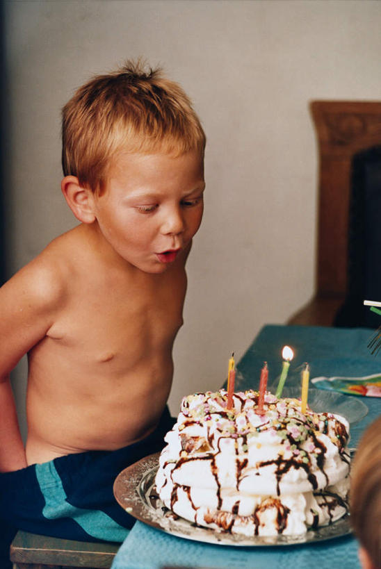 点心,西方人,儿童,一个人,坐,竖图,室内,白天,正面,下午茶,桌面,桌子,餐具,蜡烛,欧洲,欧洲人,仅一个男性,仅一个人,一排,庆祝,整齐,木制,碟子,火焰,盘,烛光,食品,燃烧,注视,裸露,食物,糕点,排列,小孩,盘子,木制品,碟,点燃,观察,看,仅一个小孩,观看,庆贺,察看,队列,关注,祝贺,裸,扑灭,息灭,男孩,男人,男性,白种人,孩子,坐着,半身,彩图,蛋糕,男生