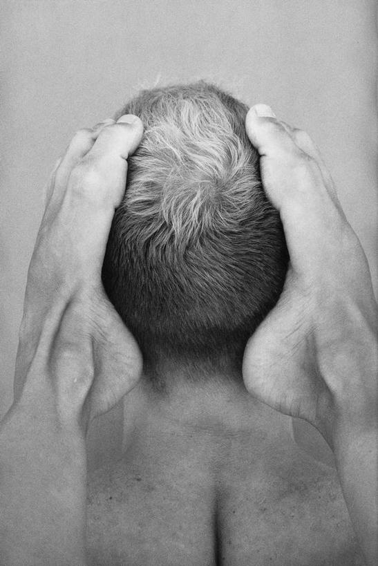 西方人,脸,头,脸颊,腿部,脚,脚趾,脚后跟,脚背,踝,腿,一个人,竖图,室内,白天,锻炼,瑜伽,运动,欧洲,欧洲人,仅一个男性,仅一个人,柔软,注视,仅一个年轻男性,背面,杂技,观察,看,趴着,养生,观看,察看,关注,体育,男人,男性,年轻男性,白种人,头部,脚底,脸部,脸蛋,面部,趴,半身,彩图,健身