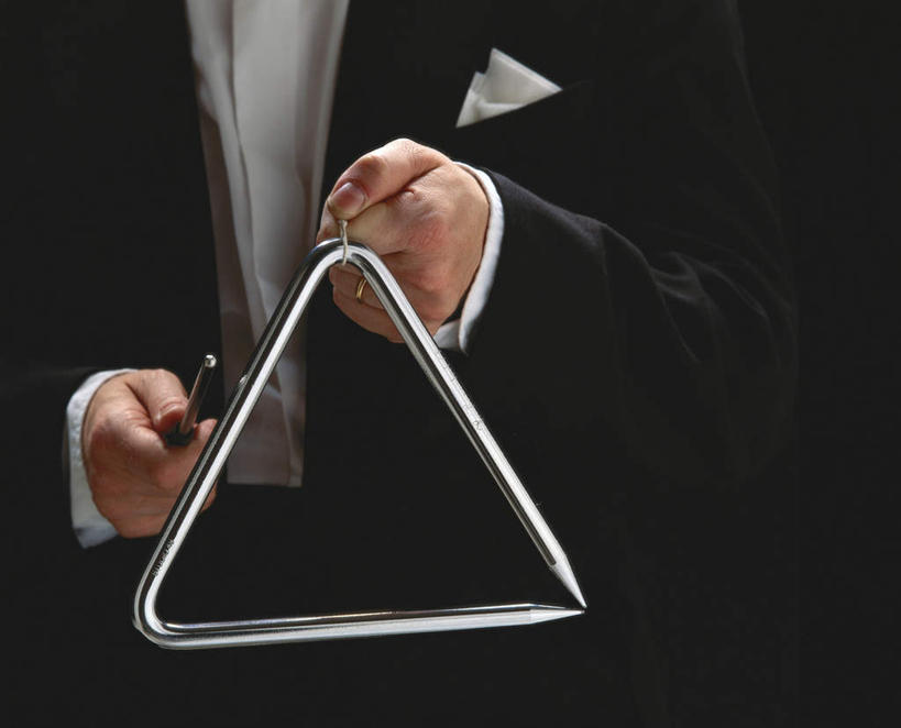 西方人,一个人,站,横图,室内,白天,正面,欧洲,欧洲人,仅一个男性,仅一个人,敲打,握,服装,乐器,拿,拿着,注视,休闲装,仅一个年轻男性,衣服,观察,看,站着,休闲,休闲服,握着,服饰,观看,打击乐器,察看,关注,三角架,男人,男性,年轻男性,白种人,站立,半身,彩图