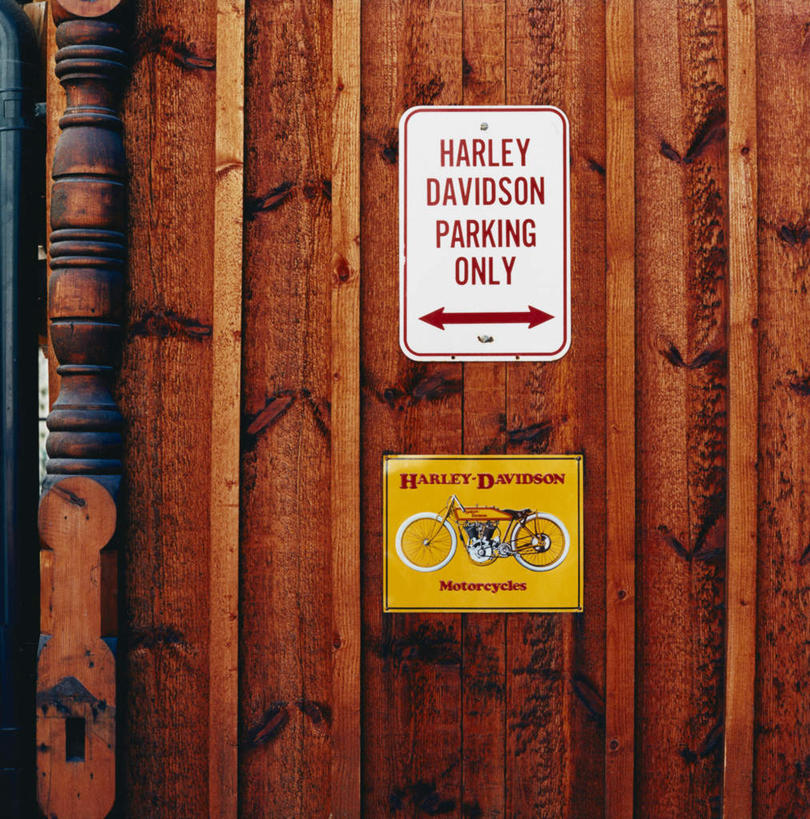 无人,栏杆,竖图,室外,特写,白天,正面,摩托车,一辆,一排,阴影,整齐,光线,木制,英文,标志,文字,影子,栅栏,字符,字母,篱笆,围栏,警告,方向,标识,护栏,箭头,车,排列,阳光,木制品,交通工具,警示,英文字母,禁止,提醒,指向,队列,提示,限制,载具,标志牌,簇,危险,彩图