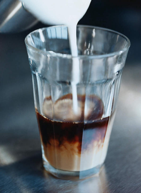 牛奶,无人,竖图,室内,特写,白天,正面,桌面,桌子,杯子,阴影,朦胧,模糊,光线,木制,影子,饮品,营养,玻璃制品,饮料,阳光,木制品,水杯,倾倒,乳制品,奶,安神,玻璃杯,彩图