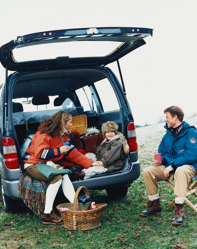 西方人,儿童,三个人,家庭,夫妻,母亲,父亲,儿子,坐,笑,交叉,微笑,露齿笑,竖图,室外,白天,正面,爱情,纯洁,草地,草坪,植物,汽车,竹子,椅子,欧洲,欧洲人,一堆,一辆,阴影,堆叠,堆积,竹制,朦胧,模糊,编织,光线,篮子,影子,木椅,食品,面包车,浪漫,扭头,注视,车,草,食物,小孩,蓝色,绿色,蓝天,天空,阳光,竹篮,交通工具,天,观察,看,转头,温暖,温馨,父子,母子,三口之家,一家人,恩爱,父爱,可爱,母爱,童年,童趣,恋人,观看,竹条,堆,交织,和睦,察看,竹制品,敞开,关注,载具,童真,烂漫,无邪,穿插,天真,男孩,男人,男性,年轻男性,年轻女性,女人,女性,白种人,孩子,年轻人,夫妇,情侣,坐着,彩图,全身,伴侣,融洽,男生